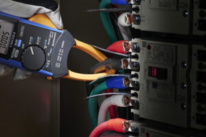 Cách đo dòng điện 3 pha bằng ampe kìm đơn giản và nhanh gọn nhất