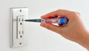 Bóng đèn bút thử điện sáng khi nào? Hướng dẫn sử dụng đúng cách 4 Bóng đèn bút thử điện sáng khi nào? Hướng dẫn sử dụng đúng cách
