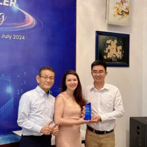 Giải Pháp Đo Kiểm (MTS) Vinh Dự Nhận Cúp Bạc Từ HIOKI: Khẳng Định Vị Thế Nhà Phân Phối Hàng Đầu 1 Đại diện công ty Giải Pháp Đo Kiểm lên nhận cúp bạc 2024