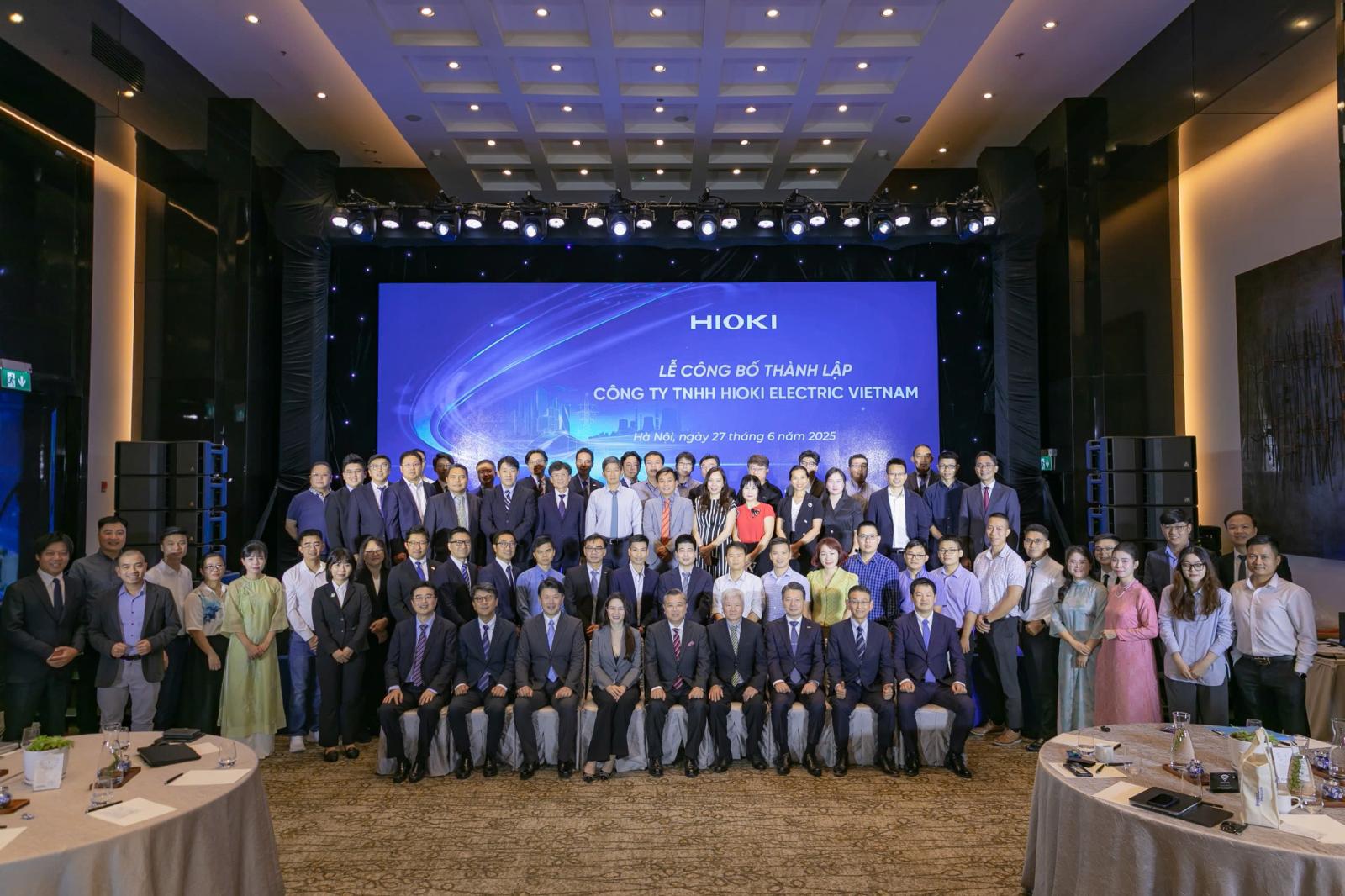 Đại Diện Giải Pháp Đo Kiểm Tham Dự Lễ Thành Lập Công Ty Hioki Việt Nam Ở Hà Nội 14 Đại diện Giải Pháp Đo Kiểm chụp hình với khách mời và đối tác tham gia sự kiện